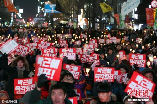 資料圖:大批韓國示威民眾聚集在首爾街頭,要求韓國總統樸槿惠下臺。