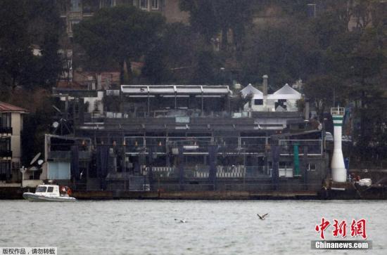 遇襲的“雷納”夜總會。此次恐襲事件的遇難者中超過20人確認為外國人，他們來自沙特阿拉伯、摩洛哥、黎巴嫩、利比亞等國家。