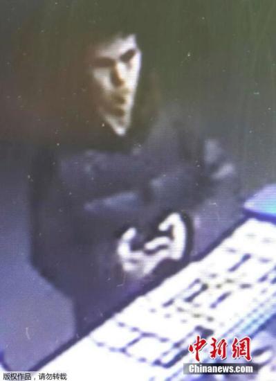 據報道，槍手乘搭德士抵達夜總會后，先是槍殺了在入口處的一名警察和一個平民。接著，他闖入夜總會開槍狂射，還更換了四次彈夾，發射至少120發子彈。