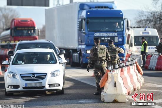 當地時間2016年12月22日，法國Ottmarsheim，德國警察在德法邊境檢查過往車輛。德國對卡車恐襲疑犯發出全歐范圍通緝令，懸賞10萬歐元。