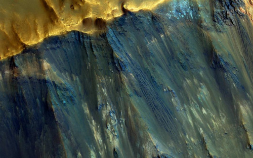 NASA拍攝火星沖擊坑圖像：色彩斑斕層次分明（圖）