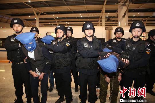 云南一男子被詐騙600余萬警方抓獲18名犯罪嫌疑人