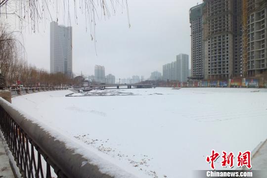 新疆南部新年首迎降雪天氣庫爾勒現“暖冬”（圖）
