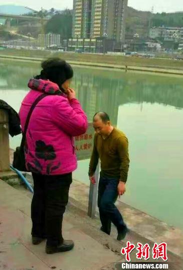 副校長跳入刺骨河水救落水兒童不留名悄然離開