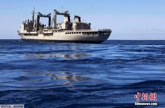 澳皇家海軍艦艇成功號在南印度洋海域搜尋失聯客機。 據外媒體2日報道，尋找馬航370航班的工作1日仍在全速推進，有10架飛機和9艘船只投入這場多國搜救。目前留給人們尋找黑匣子的時間已所剩不多。 搜尋工作已進入第四周，除了一些衛星影像和航拍圖片顯示的與飛機沒有關聯的物體外，搜尋并未取得實質性進展。參與尋找客機的多艘船只只找到與飛機無關的碎片。3月8日，從吉隆坡起飛的馬航370航班在飛往北京的途中從民用雷達上消失。 由澳大利亞前國防部長率領的新搜尋和協調機構1日說，搜尋區域的天氣條件預計較差，能見度較低。聯合機構協調中心(JACC)在一份聲明中稱，1日有...