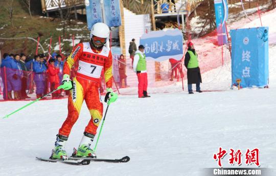 貴州首屆滑雪節(jié)開幕六盤水造“南國冰雪城”