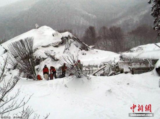 救援人員在被掩埋的酒店前實施營救行動。雪崩發生時，酒店內有大約30名客人和工作人員，他們目前仍下落不明。