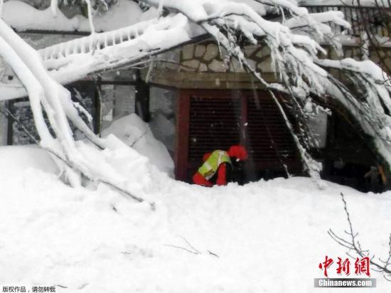 由于積雪嚴重阻斷道路，救援工作進展緩慢。第一批救援人員19日清晨才抵達酒店附近。搜救人員說，酒店內沒有生命的跡象。