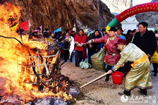 巴彥淖爾市磴口縣,蒙古族干部群眾把祭品灑向篝火。邢皓 攝