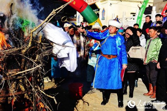 巴彥淖爾市磴口縣,蒙古族群眾把祭品灑向篝火。邢皓 攝