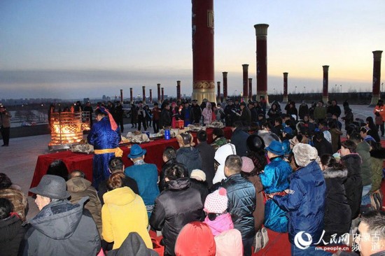 鄂爾多斯市康巴什,參加祭火的群眾在圣火前祈福。張鑫 攝