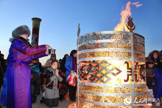 鄂爾多斯市康巴什,蒙古族群眾在祭火。張鑫 攝