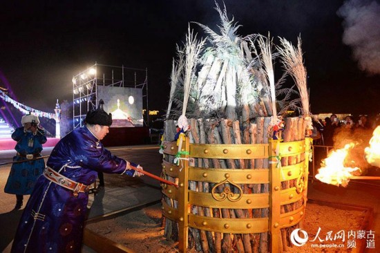 包頭市,點燃圣火宣告著祭火儀式的開始。安吉斯 攝