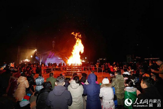 包頭市,人們圍繞圣火祈福。格日樂 攝