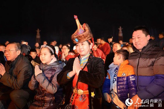 包頭市,蒙古族同胞虔誠地向圣火祈福。安吉斯 攝