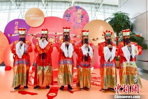 大年初二“財神”現廣州白云機場為旅客送福