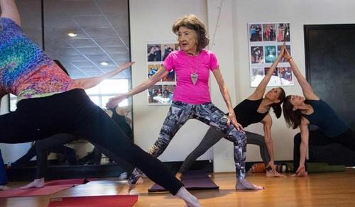 老當(dāng)益壯！98歲老人獲封“世界最年長(zhǎng)瑜伽教練”