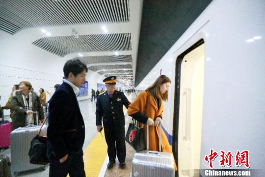 新春見聞：貴陽龍洞堡站“堡主”的地下春運(yùn)