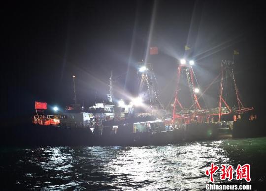 香港籍漁船“臺沙1839”三亞海域失火8漁民遇險獲救