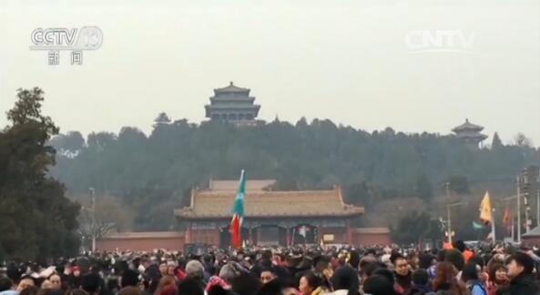 春節(jié)期間景區(qū)內(nèi)人頭攢動(dòng)
