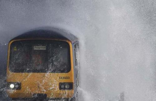 穿浪而出：英遭風暴侵襲惡劣天氣無阻火車往返（圖）