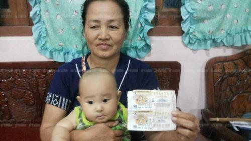 孫兒抓住彩票不放奶奶無奈買下竟中百萬大獎（圖）