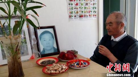 新疆一老人與妻相戀47年妻去世癡心不減（圖）