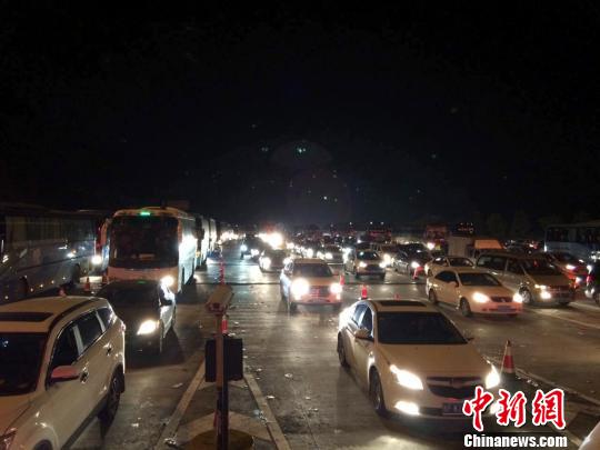 年后出現(xiàn)返工潮兩廣間現(xiàn)車子擁堵長龍官方免費放行約5000輛