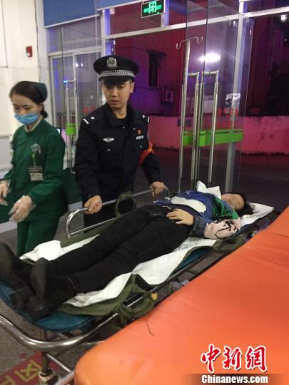 女子匆忙返程務工口吐白沫昏厥鐵警緊急開辟生命通道