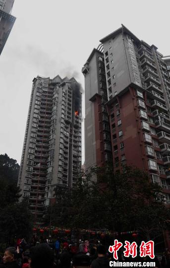重慶一居民樓失火，眾多居民小區圍觀滅火情況。　周毅　攝