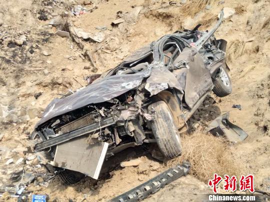 青海樂都境內(nèi)一轎車墜入8米深溝致5人遇難