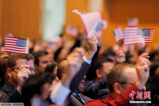 當地時間2017年2月8日，美國波士頓，200多名移民參加入籍儀式，正式成為美國公民。