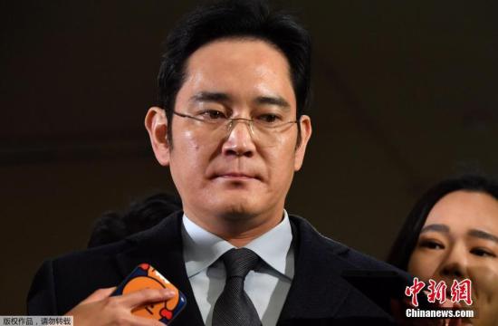2月13日，據韓媒報道，負責調查總統親信門的韓國獨立檢察組再次傳喚三星電子副會長李在镕，全面調查其向總統樸槿惠和親信門主角崔順實行賄的嫌疑。據報道，這是獨檢組自上月16日向法院提請批捕被駁回后，時隔一個月再次傳喚李在镕。