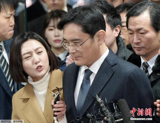 韓國法院2月17日簽發對三星電子副會長李在镕的逮捕證。這是三星成立以來掌門人第一次被批捕。