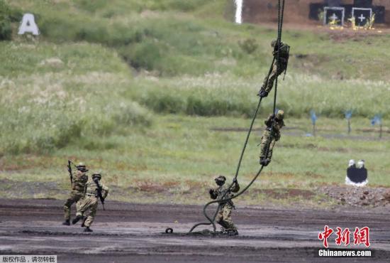 日本御殿場市東富士演習場，日本陸上自衛隊舉行年度富士綜合火力演習。圖為日本自衛隊隊員進行機降演示。