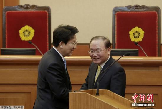 當地時間2月27日，韓國首爾，韓國憲法法院召開樸槿惠彈劾案的最后一次法庭辯論。提起彈劾案的韓國國會以及被彈劾的韓國總統樸槿惠一方的代理律師團，在法庭內展開彈劾結果公布前的最后一次交鋒。