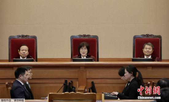 當地時間2月27日，韓國首爾，韓國憲法法院召開樸槿惠彈劾案的最后一次法庭辯論。提起彈劾案的韓國國會以及被彈劾的韓國總統樸槿惠一方的代理律師團，在法庭內展開彈劾結果公布前的最后一次交鋒。