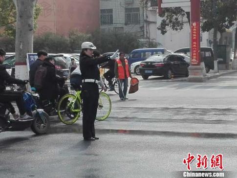 女交警的交規(guī)宣傳：城市文明從尊重一盞燈開始