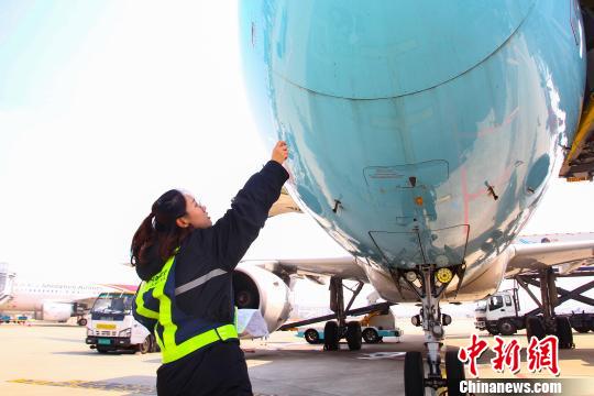 航空女機(jī)務(wù)員的“藍(lán)天夢”：工匠精神護(hù)航飛行安全