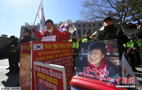 當地時間2017年2月27日，韓國首爾，韓國憲法法院召開樸槿惠彈劾案的最后一次法庭辯論，親政府和反政府示威者在憲法法院集會。
