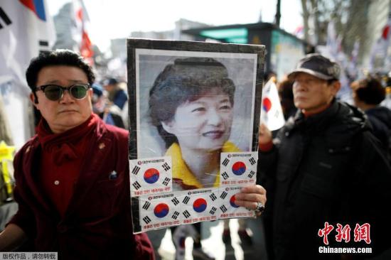 當地時間3月10日,樸槿惠支持者在韓國憲法法院外集會。