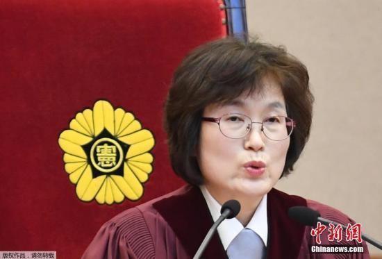 當?shù)貢r間3月10日上午，韓國憲法法院宣布總統(tǒng)彈劾案最終判決結果，總統(tǒng)彈劾案獲得通過。圖為庭審現(xiàn)場。