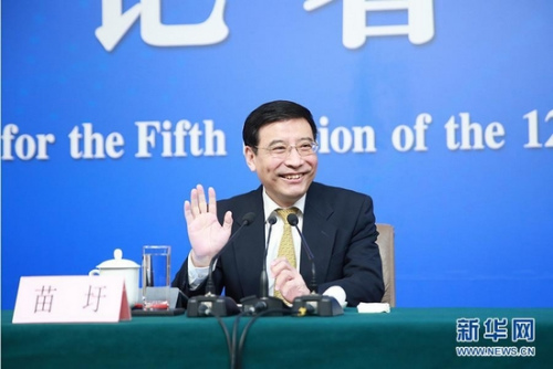 3月11日，十二屆全國人大五次會議新聞中心舉行記者會，邀請工業和信息化部部長苗圩、副部長辛國斌和總工程師、新聞發言人張峰就“推進實施‘中國制造2025’”的相關問題回答中外記者的提問。圖為工業和信息化部部長苗圩。新華網/中國政府網 翟子赫 攝 圖片來源：新華網