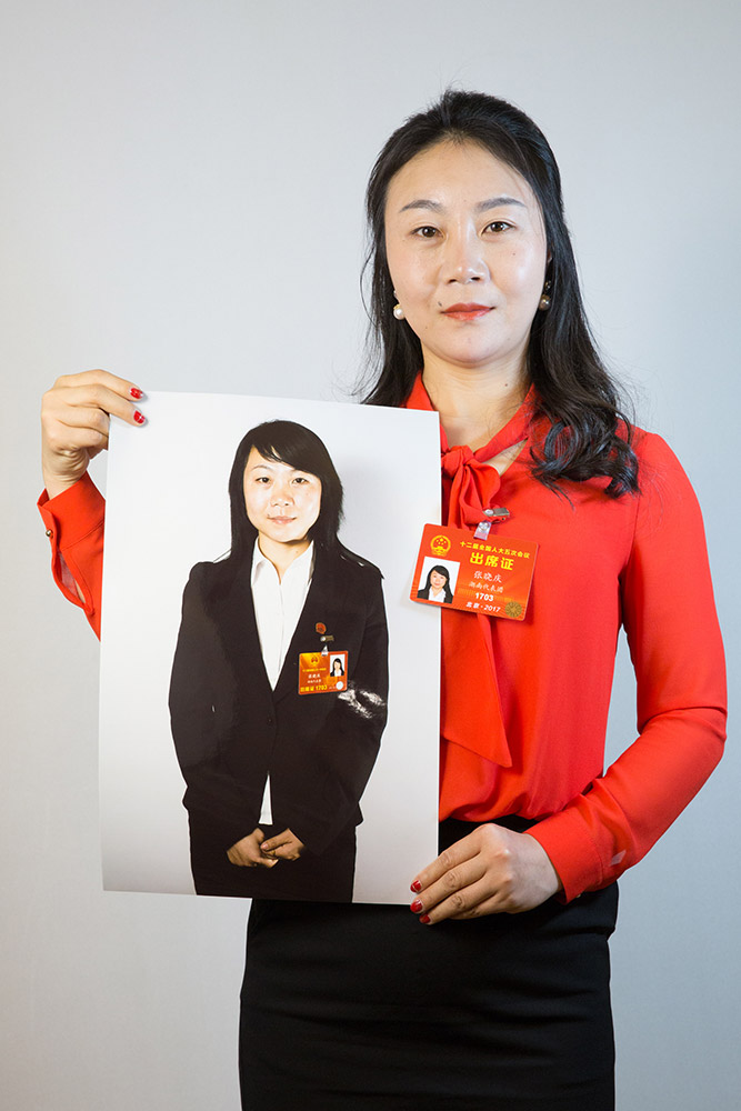 張曉慶，全國人大代表、湖南山河智能裝備股份有限公司基礎裝備事業部市場部推廣專員。在過去四年里，張曉慶共提交了18份建議，涉及農民工住房、失業保險登記、養老等方面的問題。她說，人民代表肩負神圣職責，自己將盡全力履好職。