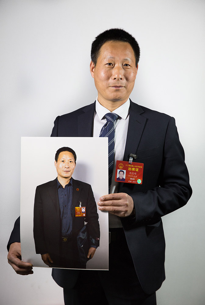許忠明，全國人大代表、浙江長盛滑動軸承股份有限公司檢驗員。許忠明慨言，作為一名人民代表，就不能辜負所肩負著的神圣職責。在過去四年里，他提出了不少改善民生的建議，尤其關注農民工權益保障。