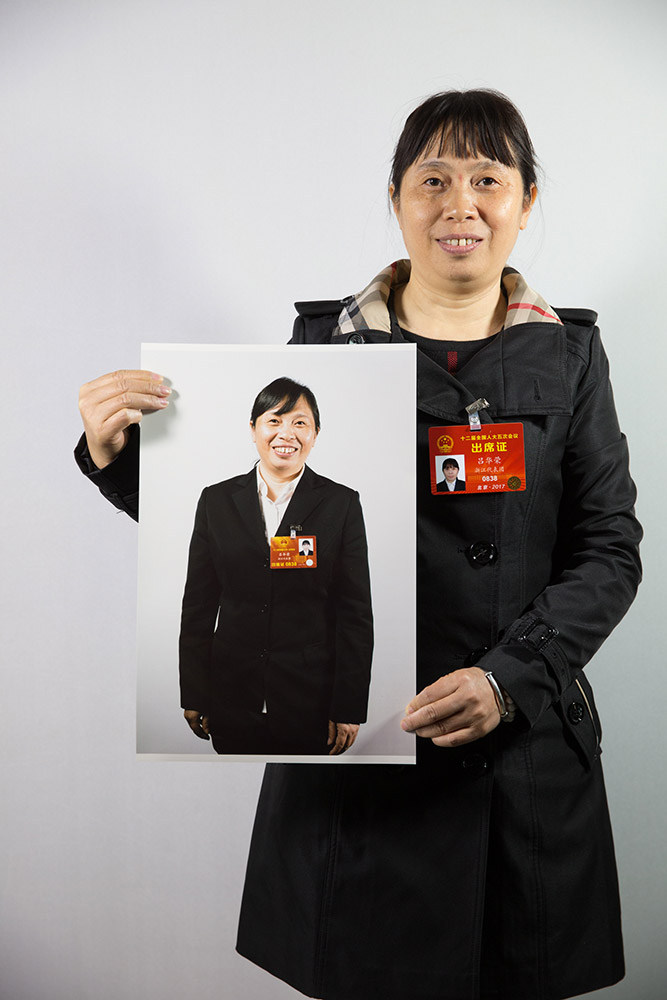 呂華榮，全國人大代表、浙江喬頓服飾股份有限公司西服整燙工。呂華榮認為，通過認真履職，自己的整體視野開闊了，站位也更高了。她持續關注農民工子女教育等問題，提出了不少建議。