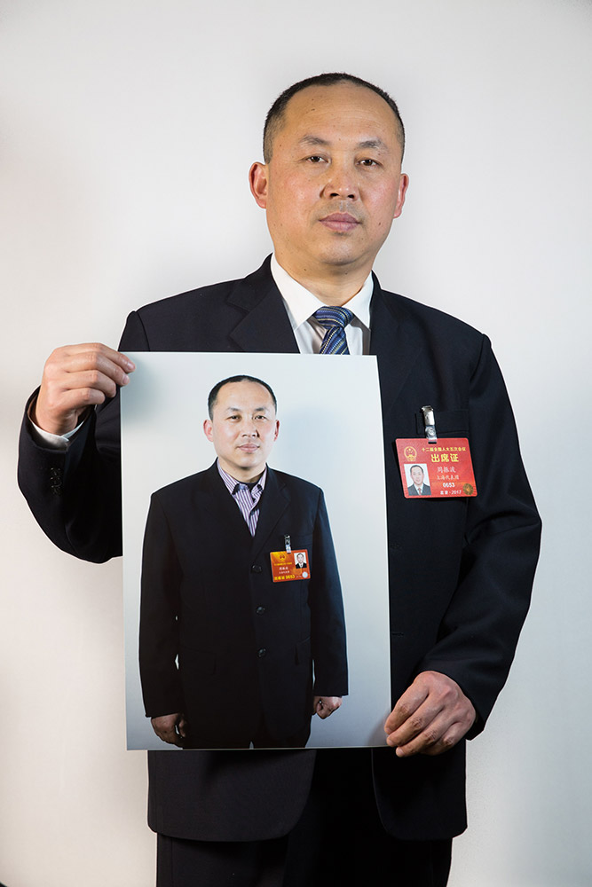 周振波，全國人大代表。從學徒工干起的周振波現在已是上海德力西集團黨委副書記兼電線電纜制造公司黨支部書記、上海市青浦區總工會副主席，但他始終沒有忘記自己來自基層，“根”在群眾之中，每年都會花時間深入調查研究，聽取意見和建議。他說：“最讓我感到欣慰的是我提的建議和意見有的已經得到落實，有的正在進行研究，提上議事日程，逐步進行落實。