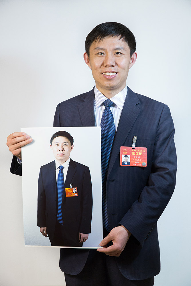王欽峰，全國人大代表、山東豪邁集團股份有限公司人力資源部部長、電火花小組組長。在過去四年里，王欽峰在職工培訓、子女教育、贍養老人、退休、保險等方面提出了不少建議。