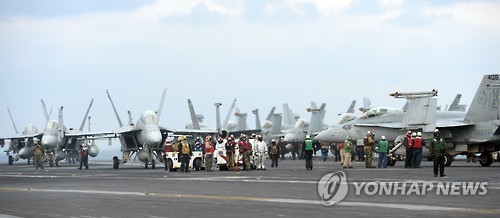 “卡爾·文森”號航母甲板上停放著數十架飛機。(圖片來源:韓聯社)