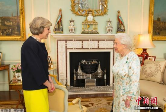 資料圖：英國(guó)首相特蕾莎·梅（左）與英國(guó)女王。